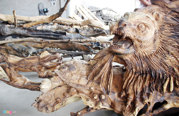 Nhiều linh vật trên gốc cây bàng hàng trăm năm tuổi