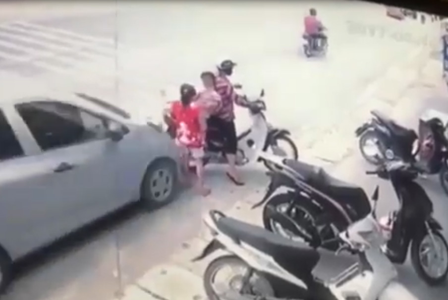 Bị ô tô chạy ẩu tông văng, 3 mẹ con thoát chết thần kỳ