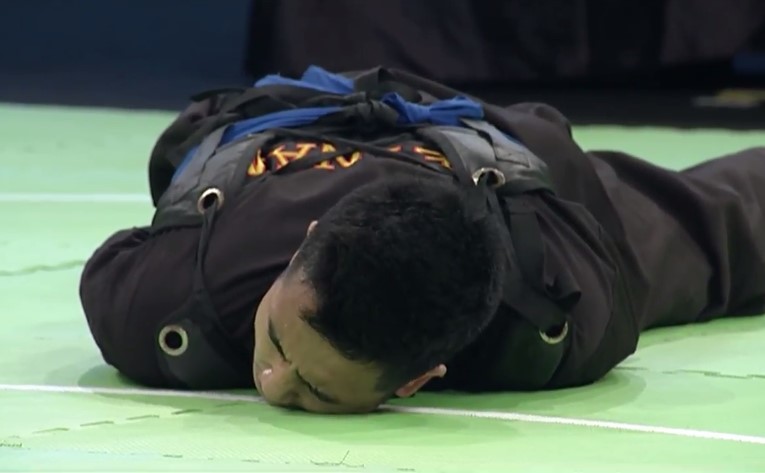 Phạm Tuấn Anh bị võ sĩ Malaysia đánh gãy tay