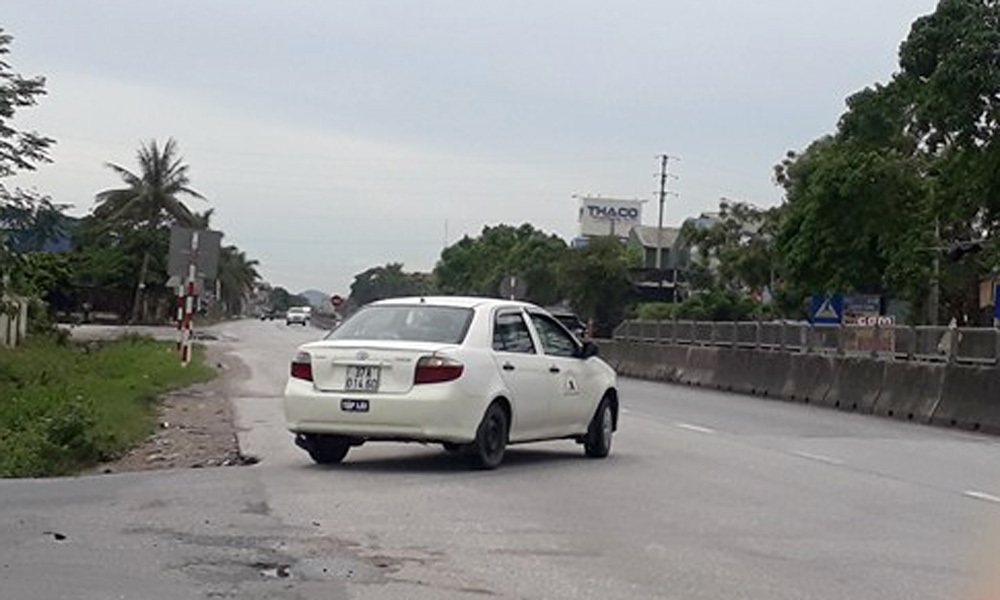 Nghệ An: Vun vút ngược chiều trước trạm CSGT