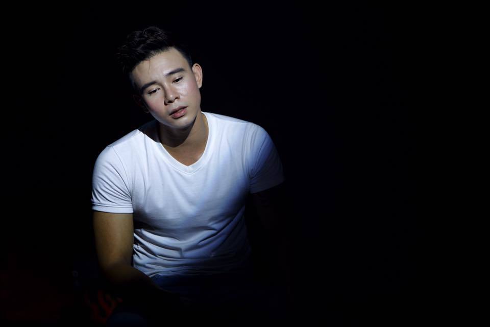 Ca sĩ Đông Hùng tố mẹ ruột nợ tiền tỉ gây chấn động showbiz