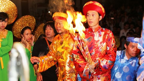 Hoài Linh gây xôn xao khi hầu đồng