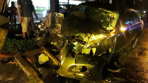 Camry lao như bay, cuốn phăng cột đèn đường gần 40m