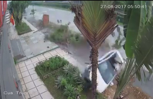 Ô tô lao vun vút lên vỉa hè, đâm gãy hàng loạt cây xanh rồi lật ngửa