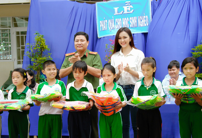 Hoa khôi Hải Yến tặng áo phao và sách vở cho học sinh vùng lũ