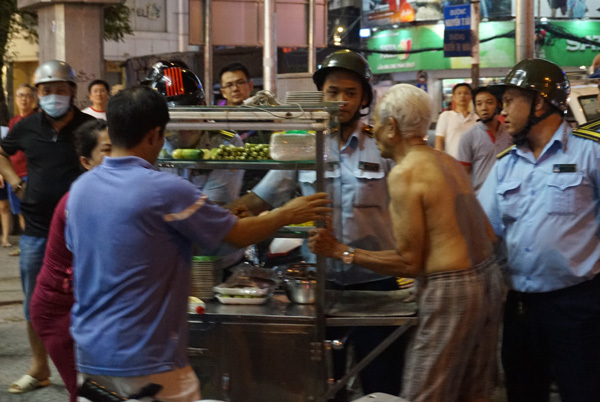 Người trong clip 'cụ ông 80 giành giật xe cá viên chiên' nói gì?