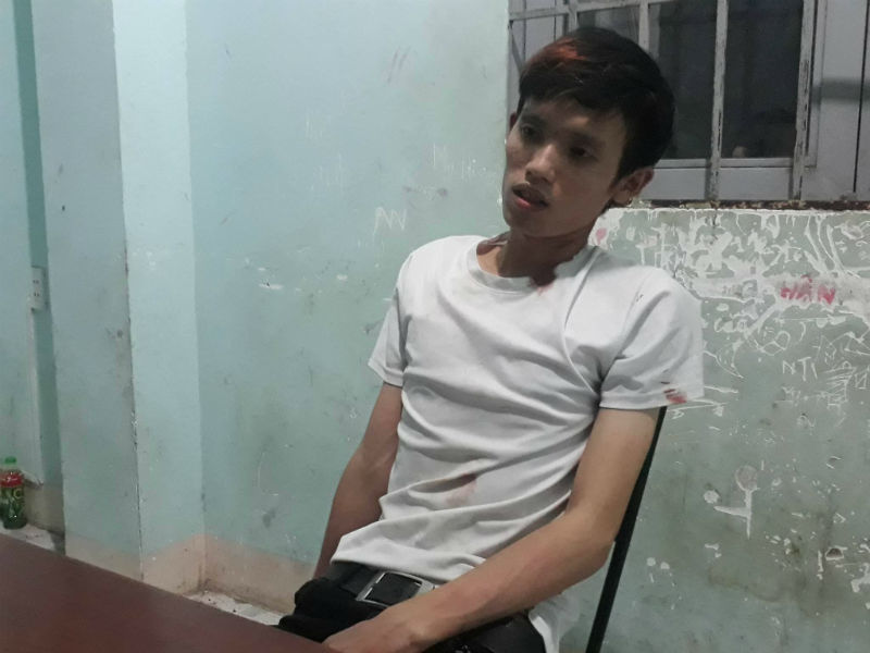 Nam thanh niên cầm hung khí cướp tiệm ĐTDĐ trong đêm