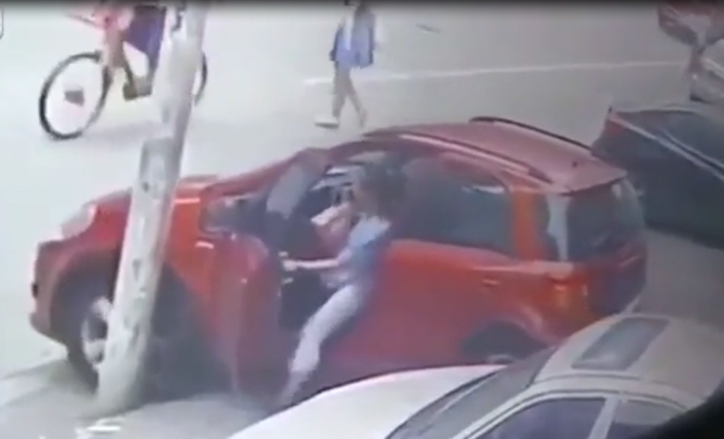 Nữ tài xế dùng chân để phanh ô tô như đi xe đạp