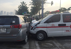 Xe cứu thương tông ô tô xoay 90 độ trên đại lộ ở Sài Gòn
