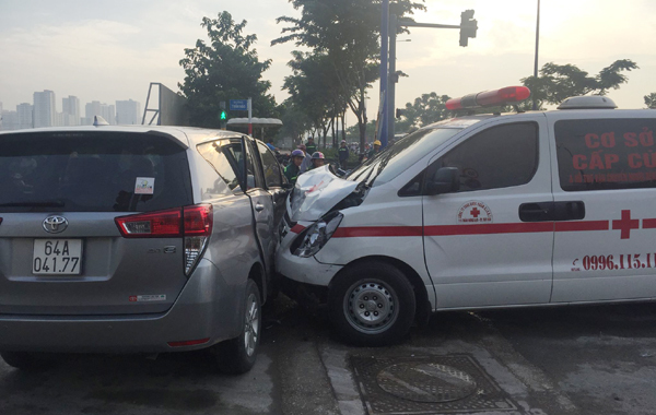 Xe cứu thương tông ô tô xoay 90 độ trên đại lộ ở Sài Gòn