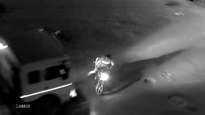 Khoảnh khắc thoát chết hy hữu khi bị ô tô tải kéo lê 6m