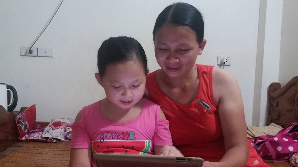 Người mẹ Nghệ An lên Hà Nội bán hoa quả để con được nói tiếng Anh với Tây