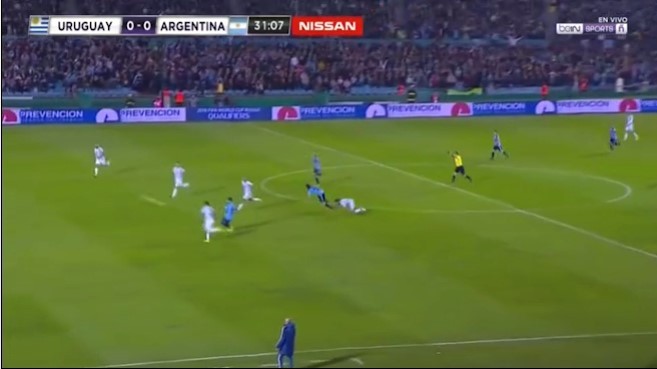 Uruguay 0-0 Argentina phút 31 Suarez
