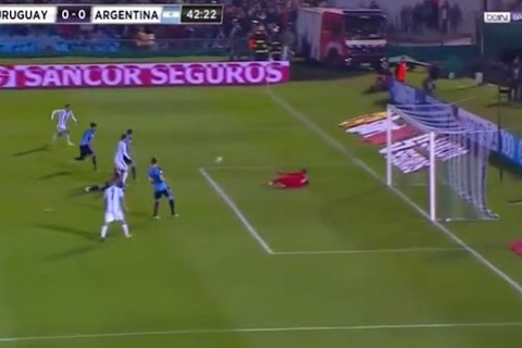 Uruguay 0-0 Argentina phút 43 Messi