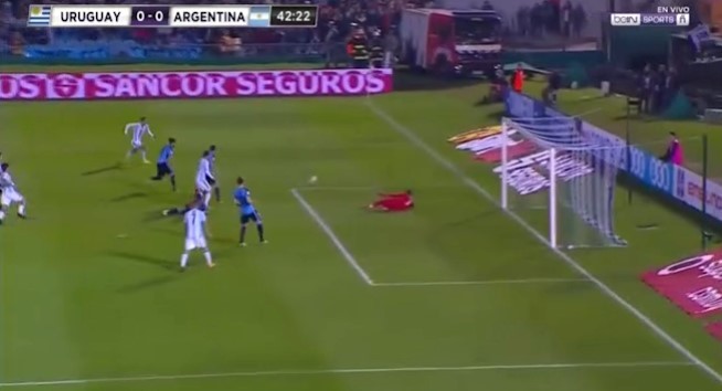 Uruguay 0-0 Argentina phút 43 Messi