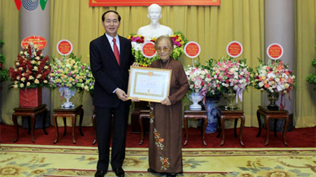 Chủ tịch nước trao huy hiệu 70 năm tuổi Đảng cho nguyên Phó Chủ tịch nước