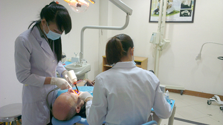 Chi phí rẻ, khách Tây bay sang Việt Nam làm răng