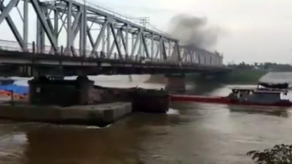 Ba tàu cát đâm sầm nhau dưới chân cầu Đuống