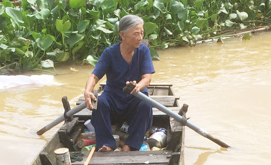 Chuyện tình cặp đôi U90 'nhặt phế liệu nuôi tình yêu' trên sông nước