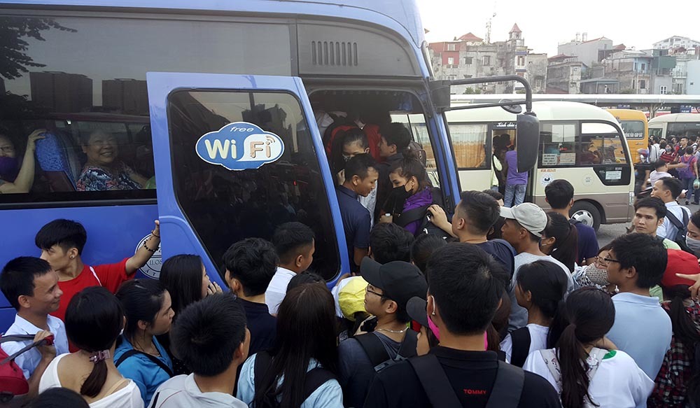 chen lấn xe khách