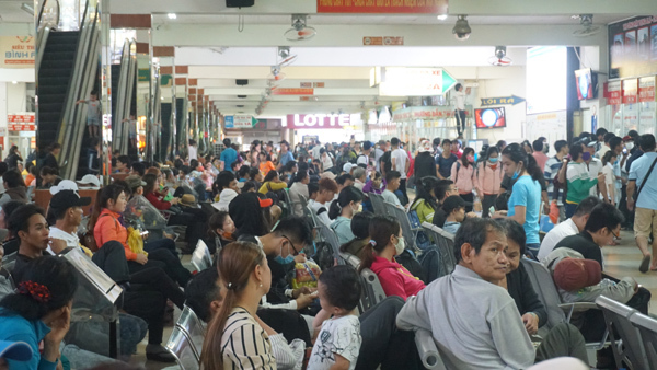 Hàng nghìn người dân chen chân, đội mưa rời Sài Gòn dịp nghỉ lễ