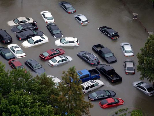 Nhiều đại lý ô tô bị ngập trong bão Harvey, người mua xe nhập nên thận trọng