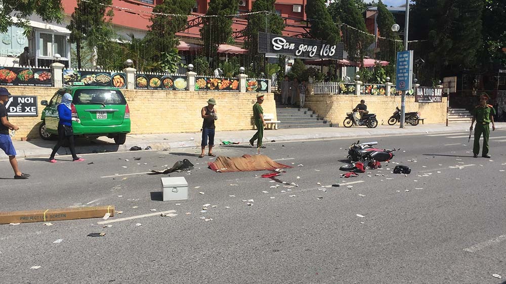 Hai taxi va nhau húc người đàn ông tử vong tại chỗ