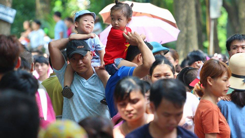 Nghỉ lễ 2/9: Mòn mỏi chờ lượt chơi ở công viên Thủ Lệ