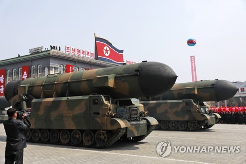 Triều Tiên khoe máy phóng tên lửa 'tàng hình'