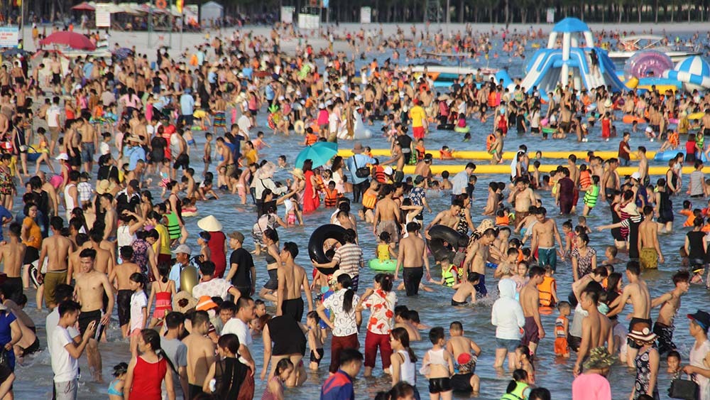 Hạ Long: Phòng nghỉ hết veo, ngàn khách chen nhau ra biển