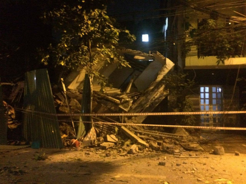 Sập nhà 3 tầng giữa đêm ở Sài Gòn