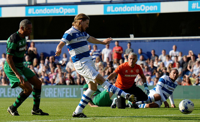 Mourinho trổ tài bắt gôn khiến fan MU sững sờ