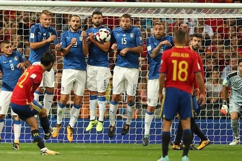 Xem Isco vẽ tuyệt phẩm sút phạt xé lưới Buffon