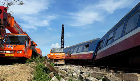 tàu trật bánh Quảng Bình 2