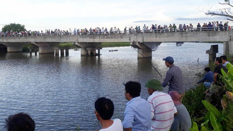 Mẹ trẻ mang bầu ôm 2 con thơ nhảy cầu ở Nghệ An