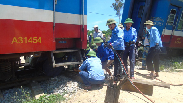 Thông tuyến đường sắt Bắc - Nam sau 13 tiếng tê liệt