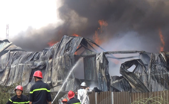 Kho vải cháy ngùn ngụt ở Sài Gòn