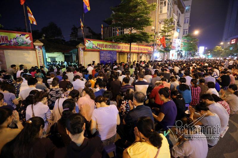 Biển người ngồi kín chùa Phúc Khánh nghe giảng kinh Vu Lan