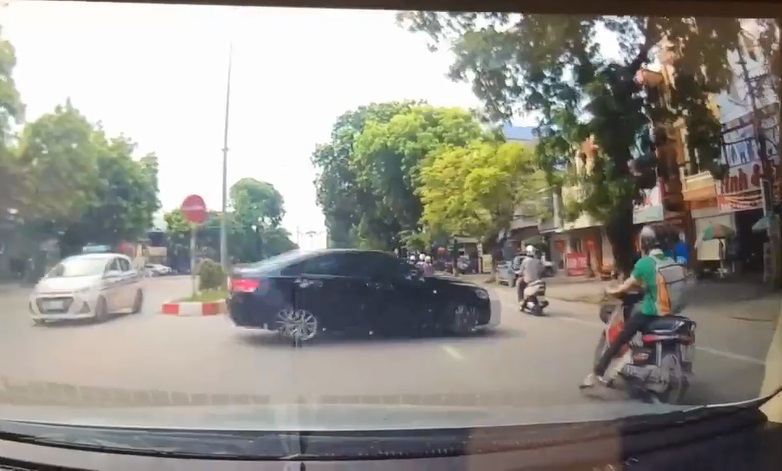 Quay đầu ẩu, ô tô tông ngã người đi đường rồi thản nhiên bỏ chạy