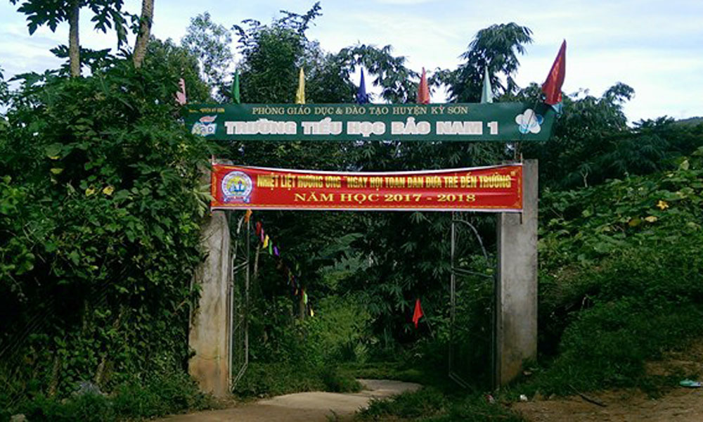 Dân bản dựng nhà cho giáo viên, học sinh tá túc