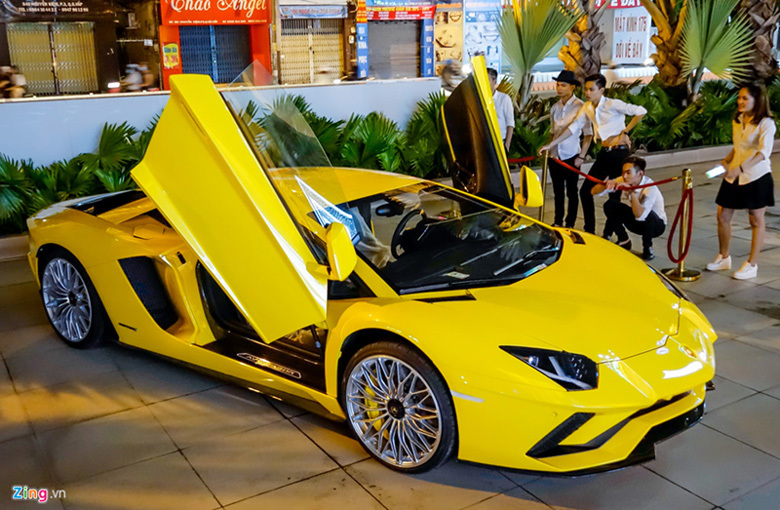 Lamborghini Aventador S hơn 40 tỷ lần đầu xuống phố Sài Gòn