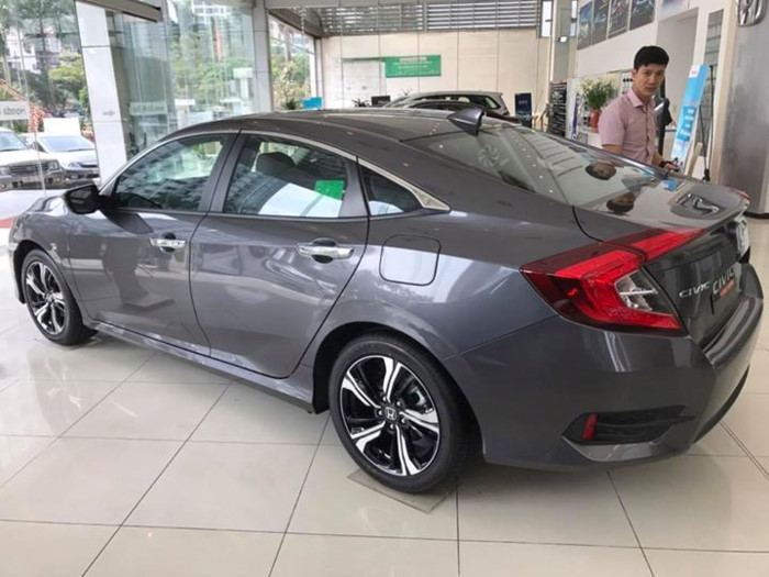 Thực hư chuyện Honda Civic 2017 giảm giá 'sập sàn'