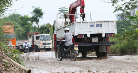 'Mánh' né trạm thu phí quốc lộ 5 của tài xế xe tải