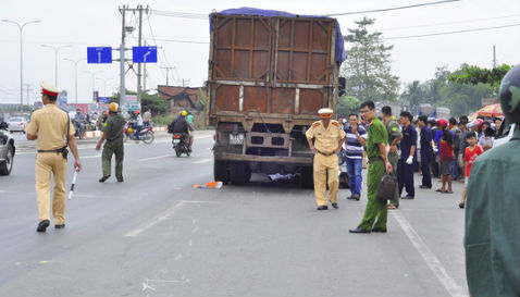 Thai phụ và con trai, cháu ruột chết thảm dưới bánh xe tải