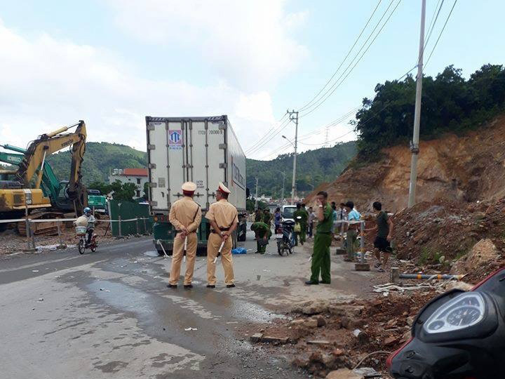 Cô gái trẻ bị cuốn vào gầm container tử vong