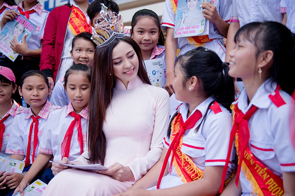 Hoa khôi Hải Yến rạng rỡ trở về trường cũ nhân ngày khai giảng