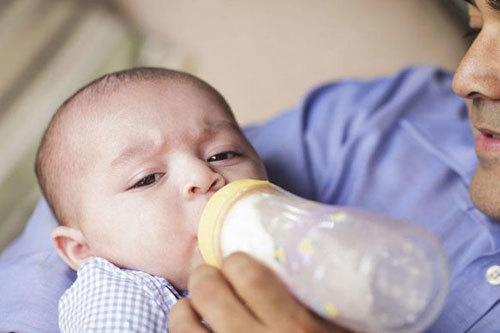 Cách phòng tránh sặc sữa ở trẻ