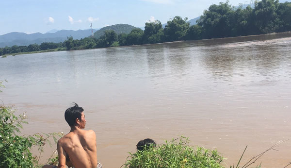 Nước lớn ập về, cuốn mất tích 3 người đang qua sông