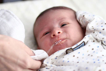 Chăm sóc và xử trí khi trẻ sơ sinh bị sặc sữa