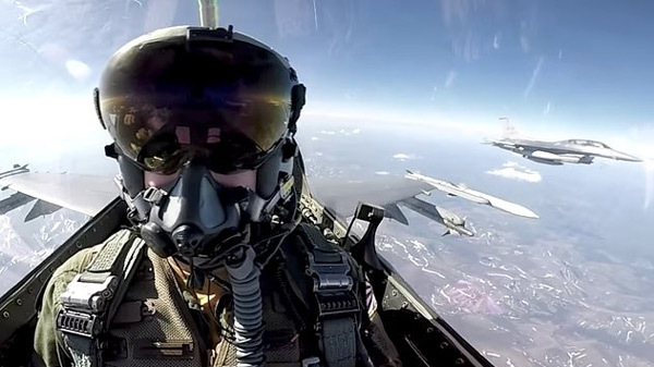 Cảnh tượng từ buồng lái chiến cơ F-16 khi nã bom